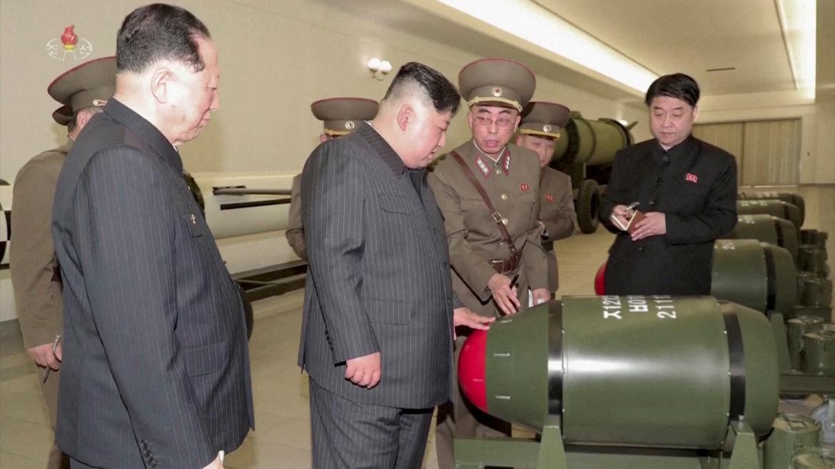El presidente norcoreano junto a militares de su país observan armas nucleares. Foto: Reuters. 