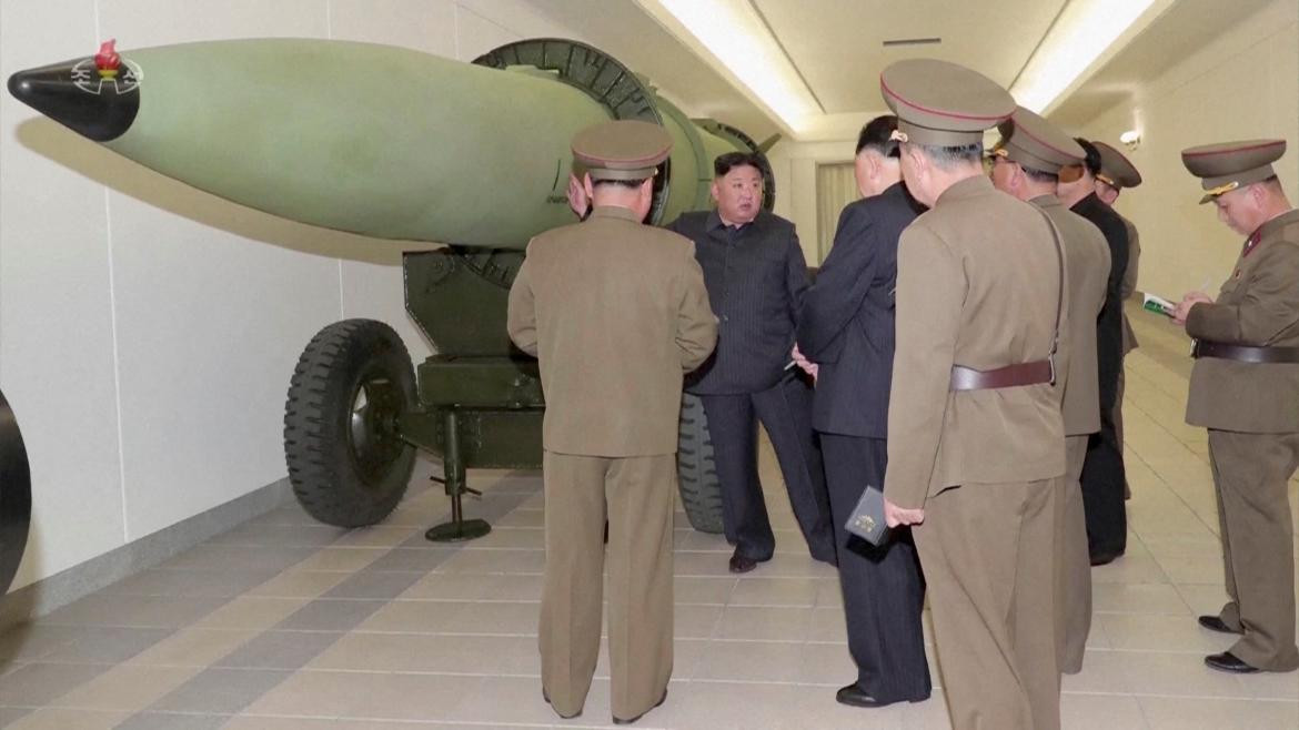 Kim Jong-Un junto a militares de su país observan armas nucleares. Foto: Reuters. 
