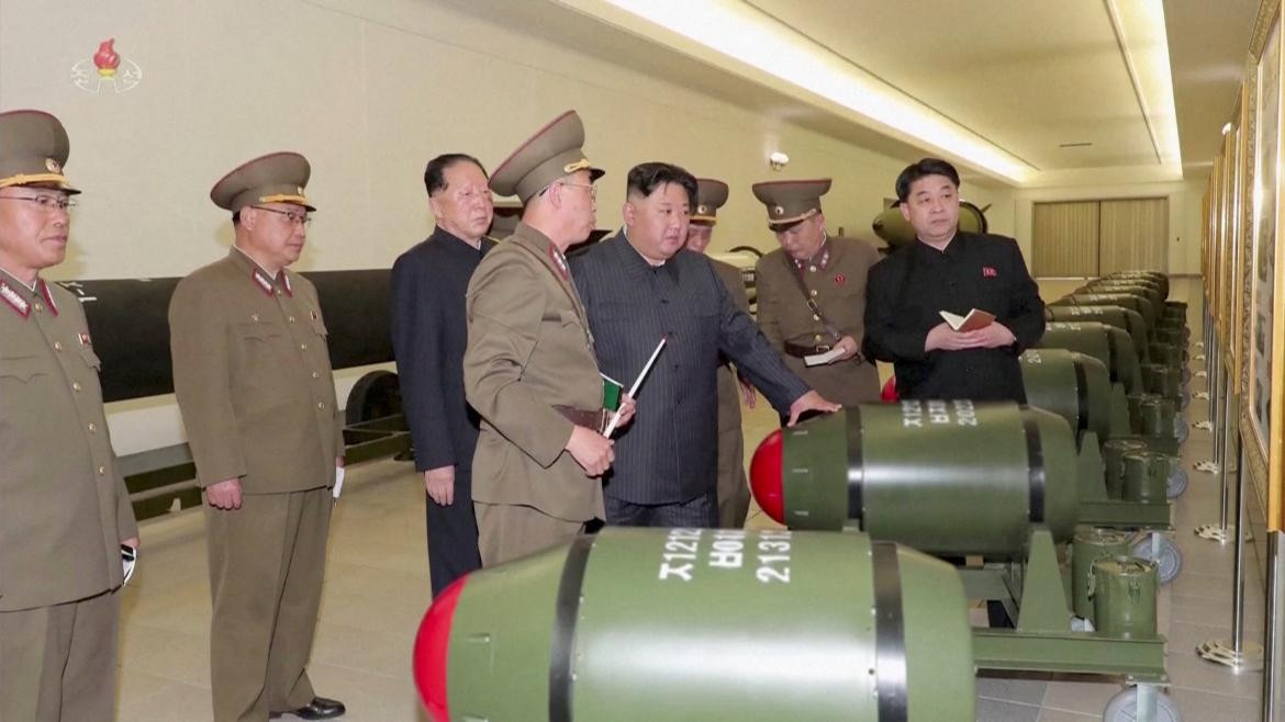 Kim Jong-Un junto a militares de su país observan armas nucleares. Foto: Reuters. 