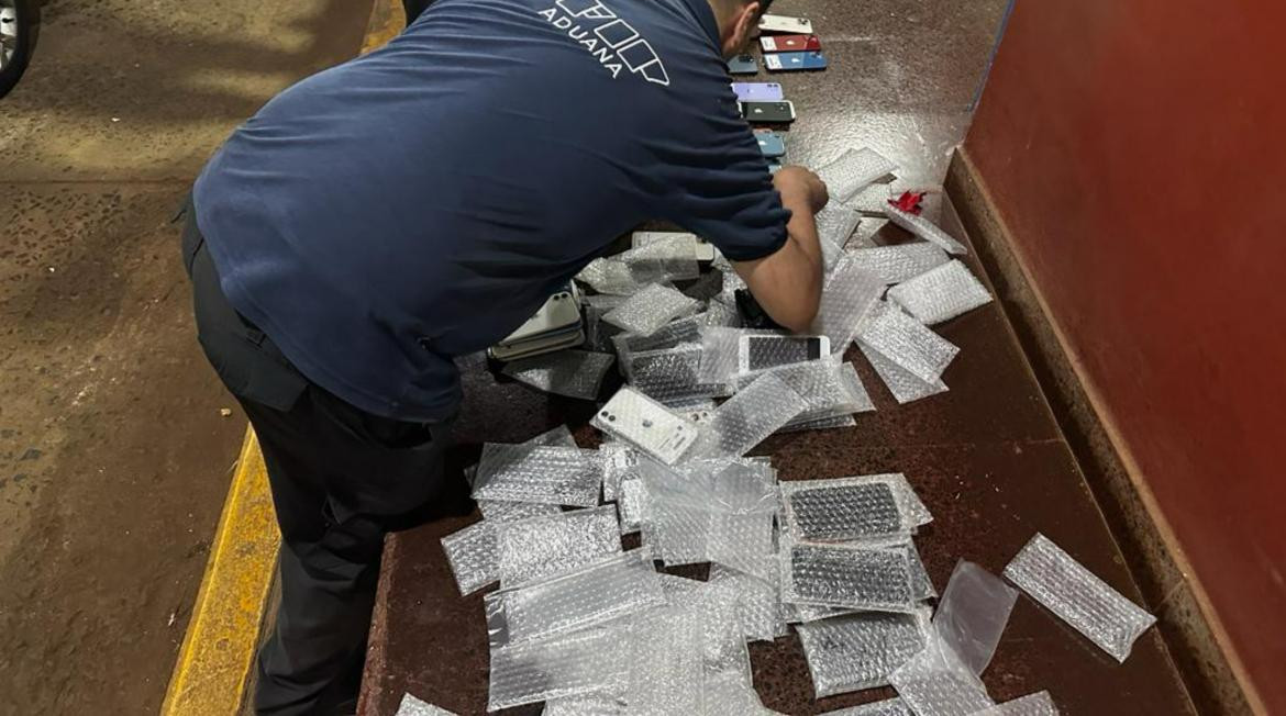 Descubrieron un auto lleno de celulares y dólares proveniente de Paraguay. Foto: ADUANA.