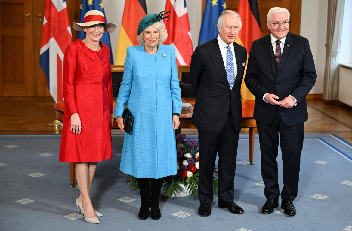 Steinmeier y Carlos III junto a sus esposas. Foto: Reuters. 