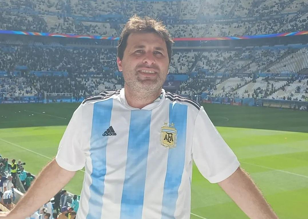 Es periodista, fue al Mundial y ahora vende arena de Qatar a $10.000. Foto: Instagram.