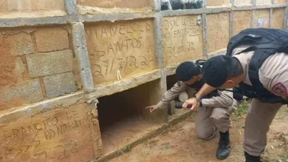 La policia de Brasil rescatando a la mujer. Foto: Crónica