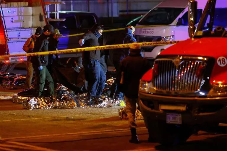 Cuerpos de los migrantes que murieron en un incendio dentro del edificio del Instituto Nacional de Migración (INM), en Ciudad Juárez. Foto: REUTERS