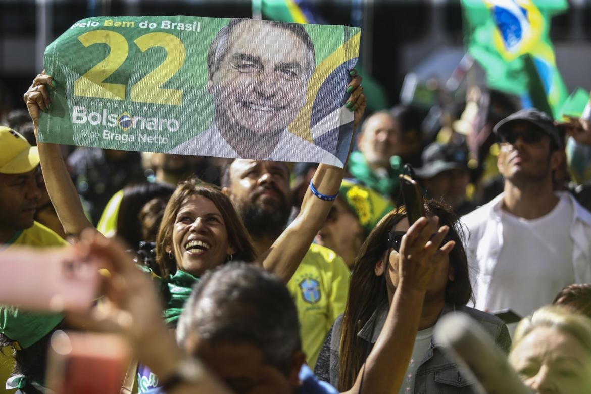 Seguidores de Jair Bolsonaro a la espera por la llegada del expresidente. Foto: EFE