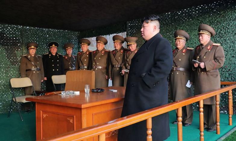 El líder norcoreano Kim Jong Un observa un simulacro de asalto con fuego. Foto: REUTERS