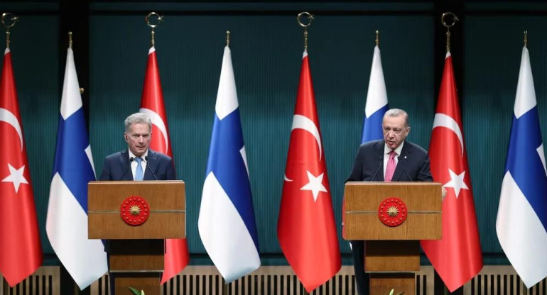 El presidente de Turquía Tayyip Erdogan junto a su par finlandés, Sauli Niinisto, hace dos semanas en Ankara. Foto: Reuters