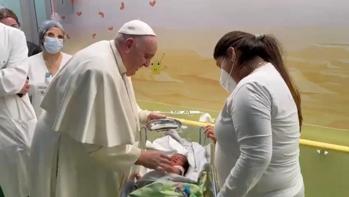 Visita del Papa Francisco a niños durante su internación en Roma. Foto: REUTERS.