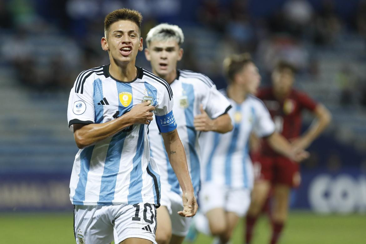 Festejo de Claudio Echeverri en el Sudamericano Sub 17. Foto: @Argentina.