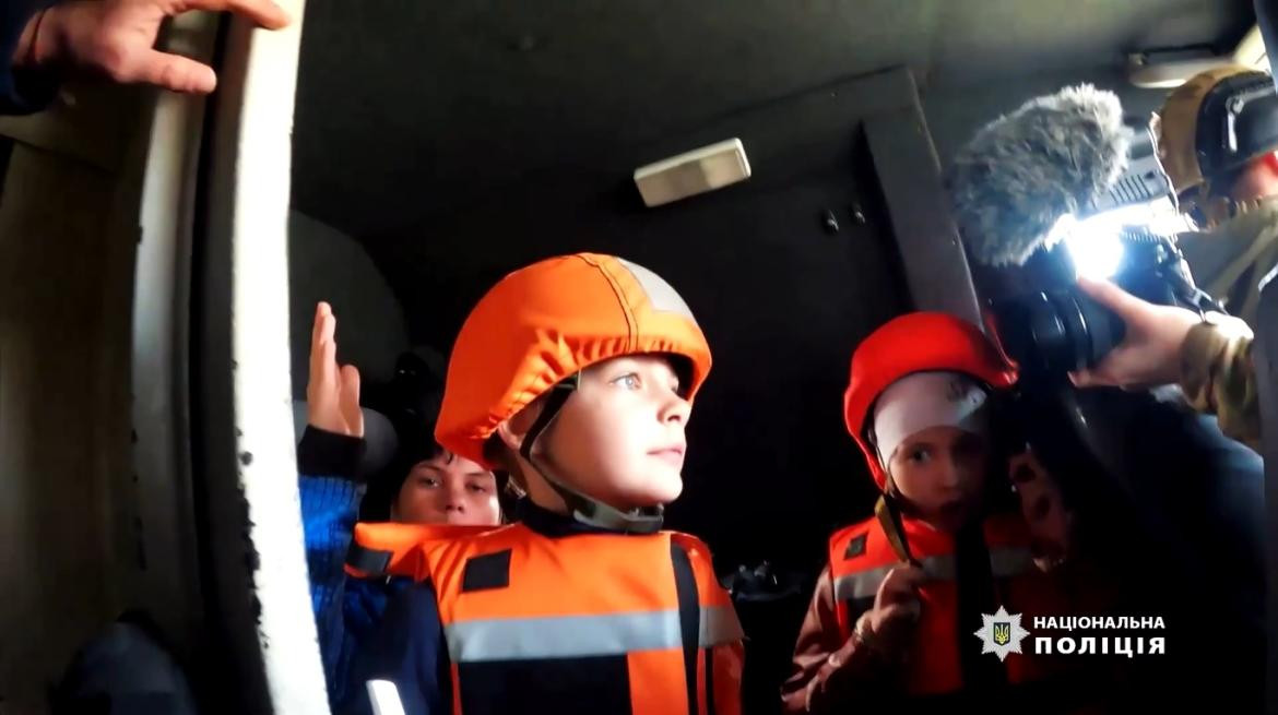 Niños ucranianos evacuados. Foto Reuters.