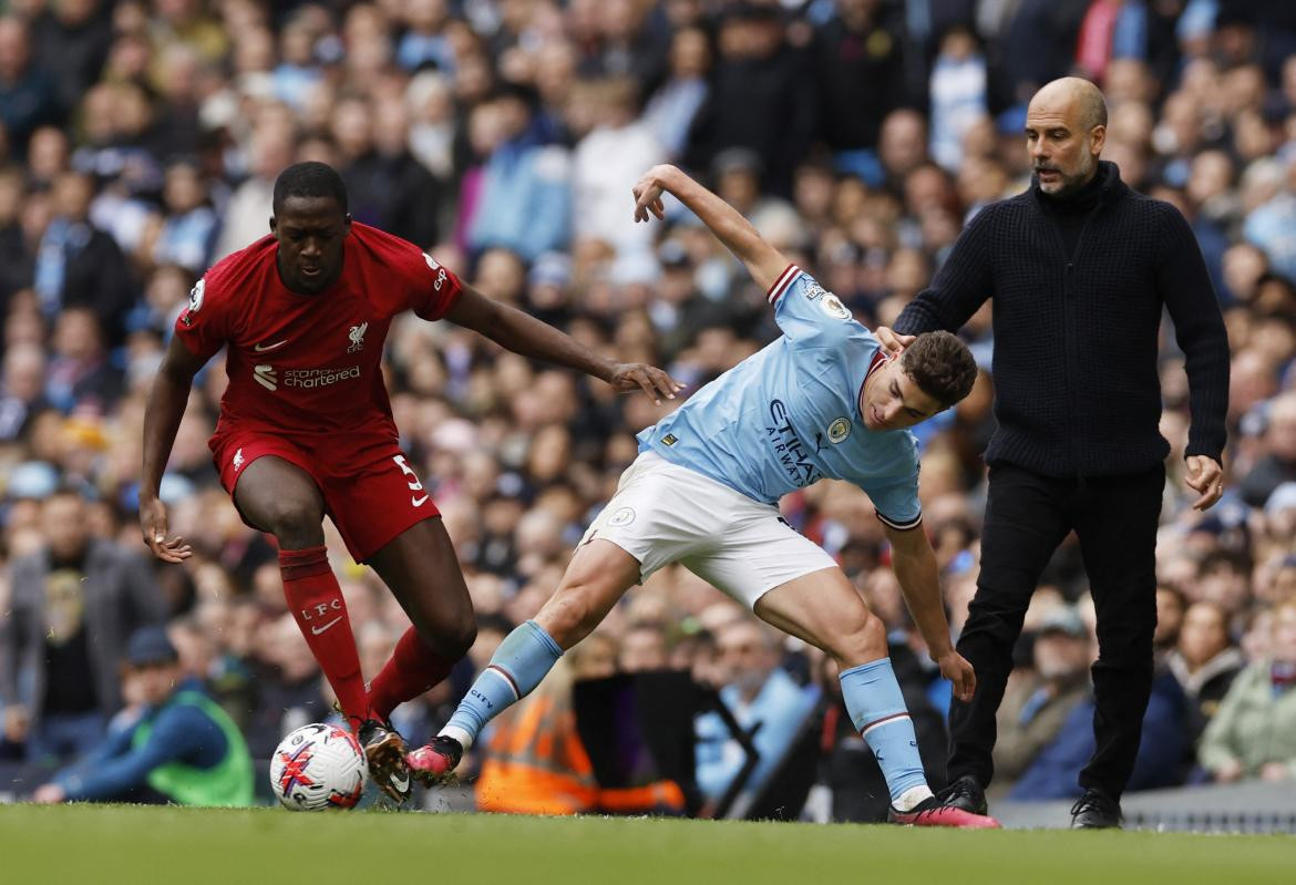 Pep Guardiola junto a Julián Álvarez en el duelo ante Liverpool. Foto: REUTERS. 
