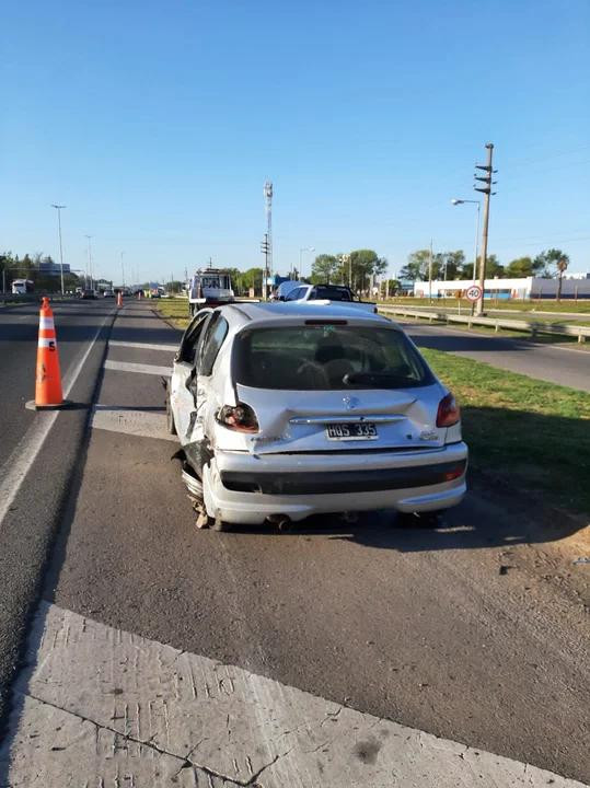 Auto afectado por el choque de Leandro Fernández.  Foto: Doble Amarilla.