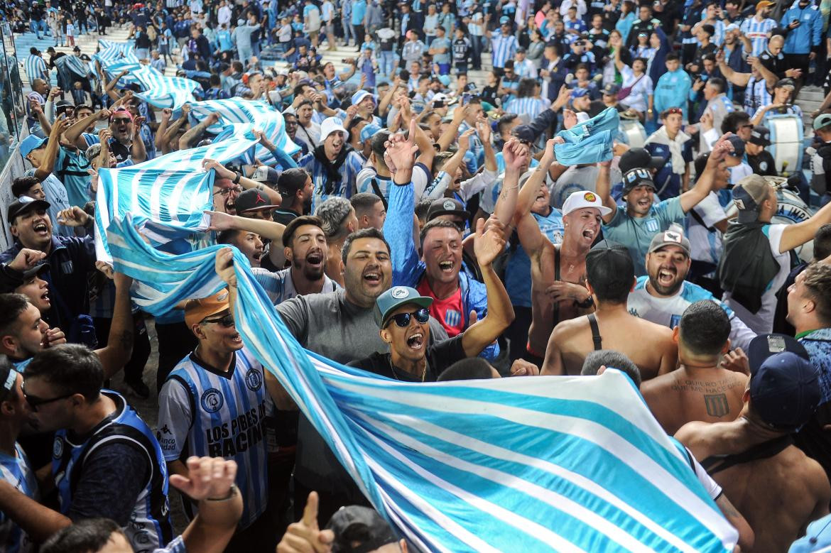 Hinchas de Racing vs. Huracán. Foto: Télam.