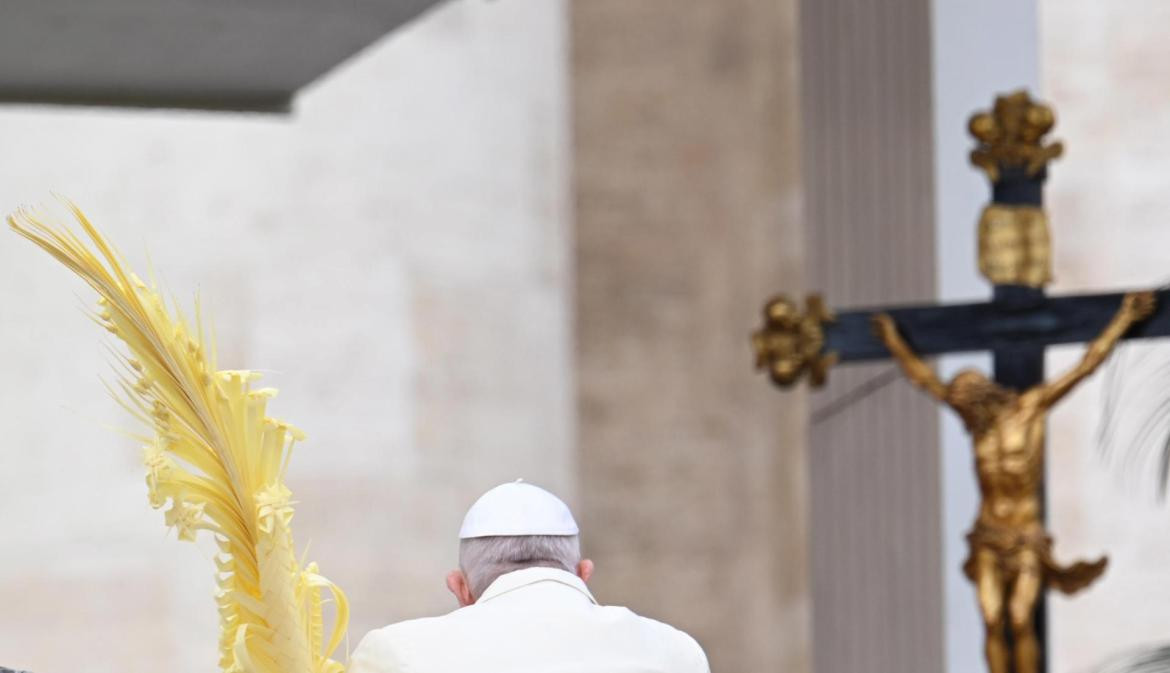 Tras ser dado de alta, el papa Francisco pidió por pobres y marginados en el Domingo de Ramos. EFE