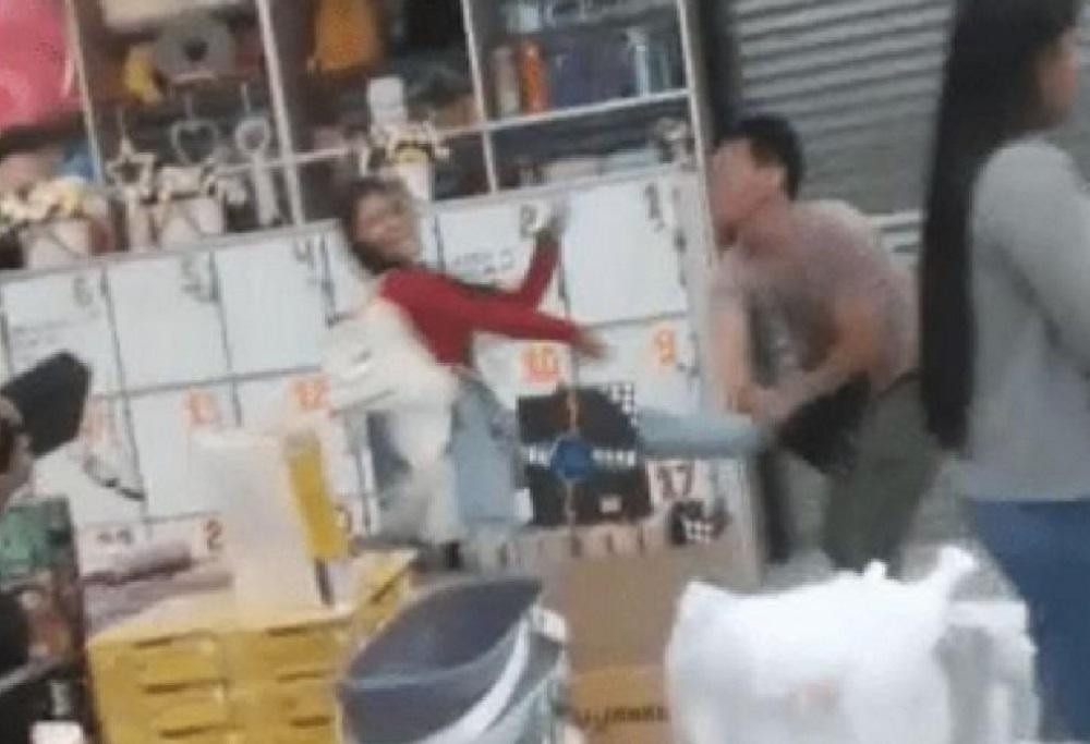 Comerciante chino atacó a su empleada, foto captura de video