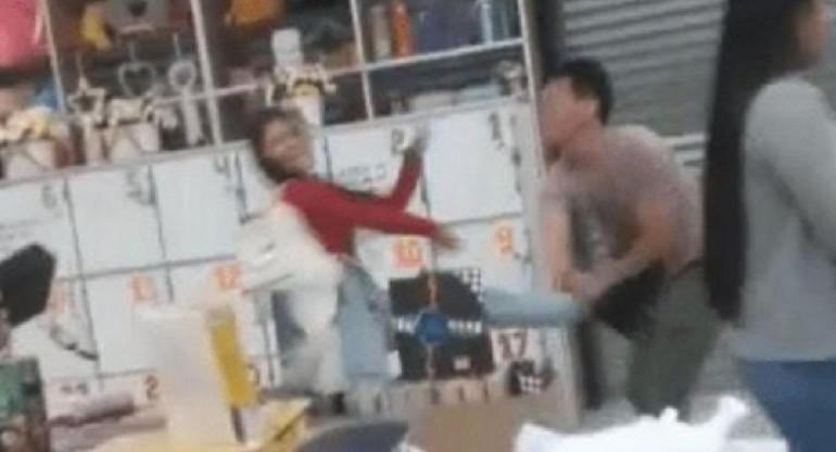 Comerciante chino atacó a su empleada, foto captura de video