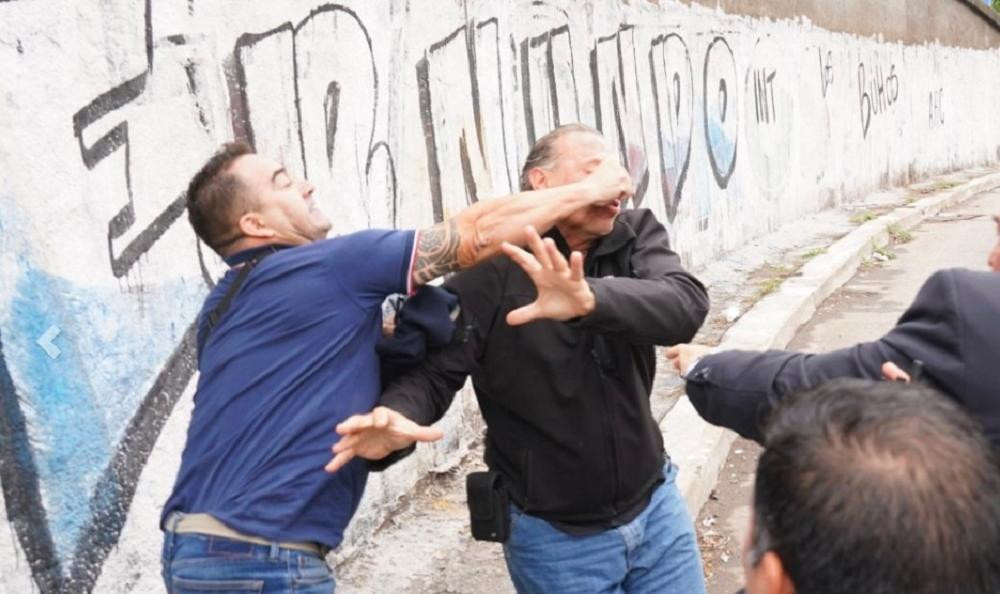 Manifestante le pega a Berni. Foto: Twitter/mauroszeta.