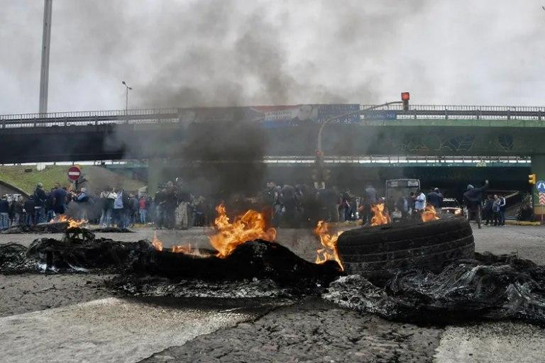 Protestas por el chofer asesinado. Foto: NA.