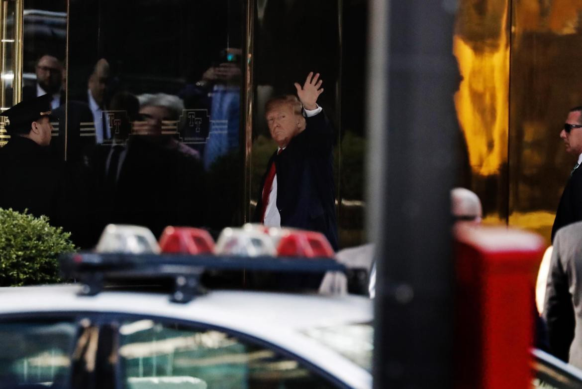 Donald Trump escuchará la lectura de cargos por los que se lo imputa. Foto: EFE.