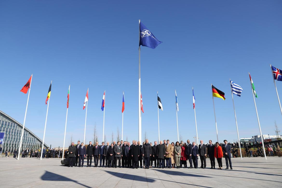 Izado de la bandera de Finlandia en la OTAN. Foto: EFE.