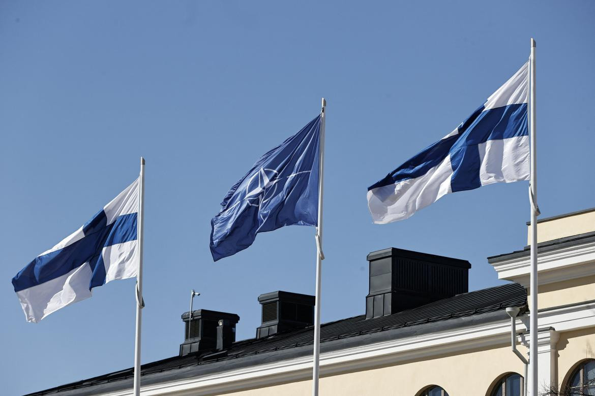 La bandera de Finlandia izada con las otras que pertenecen a miembros de la OTAN. Foto: Reuters.