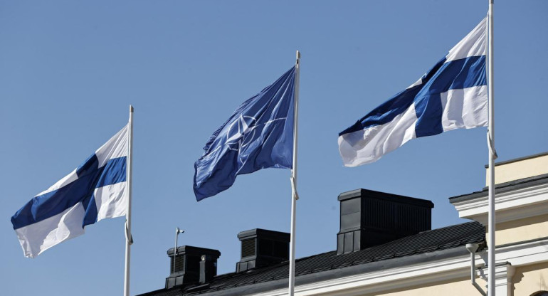 La bandera de Finlandia izada con las otras que pertenecen a miembros de la OTAN. Foto: Reuters.