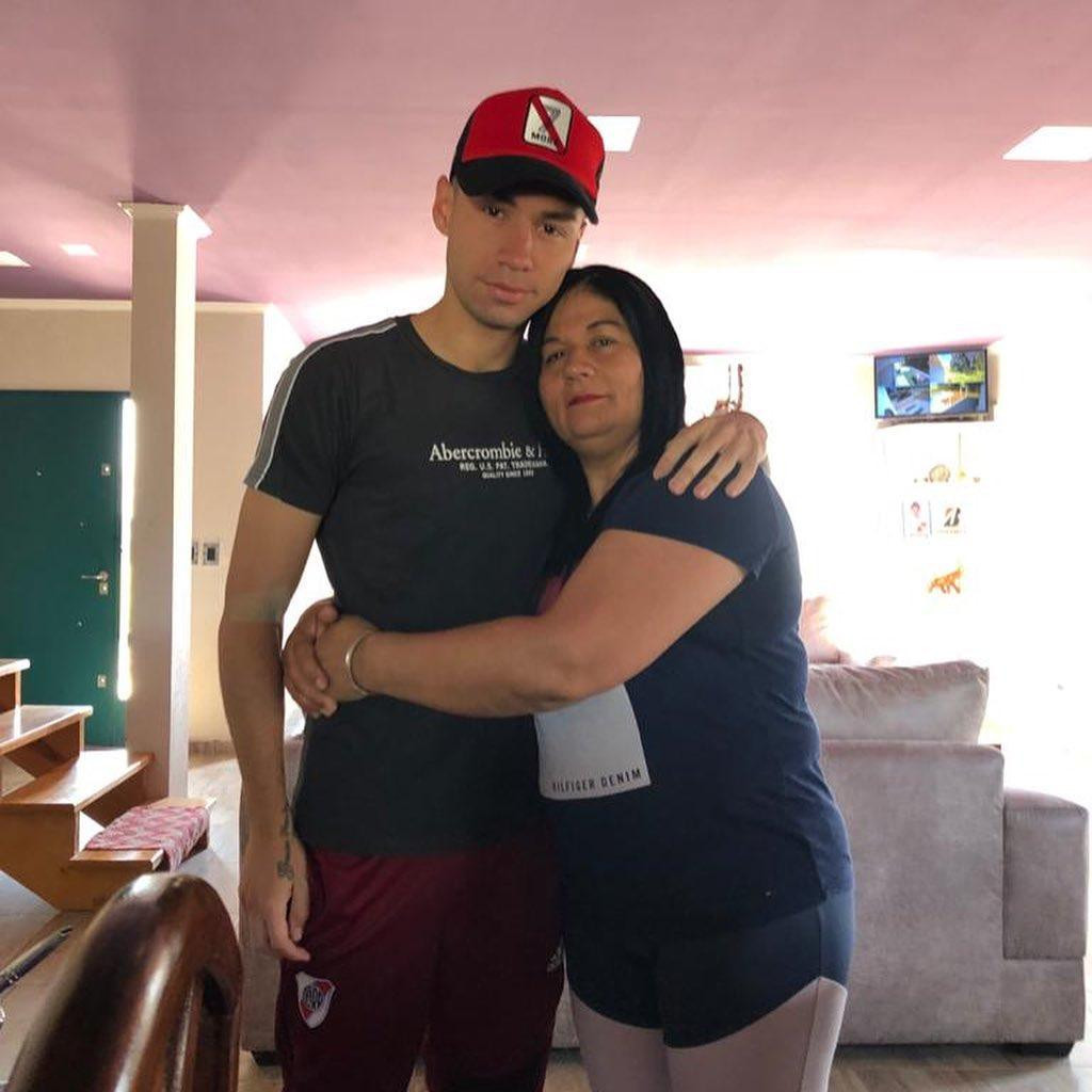 Gonzalo Montiel junto a su madre. Instagram/gonzalo_montiel29