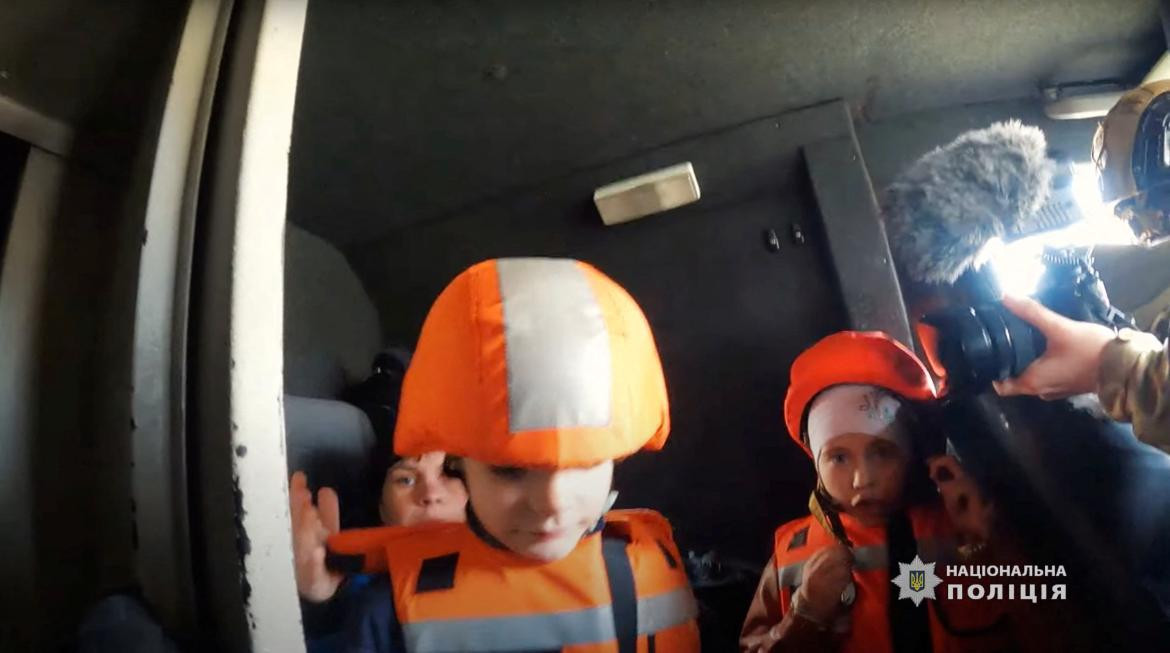 Niños evacuados en Ucrania. Foto: Reuters.