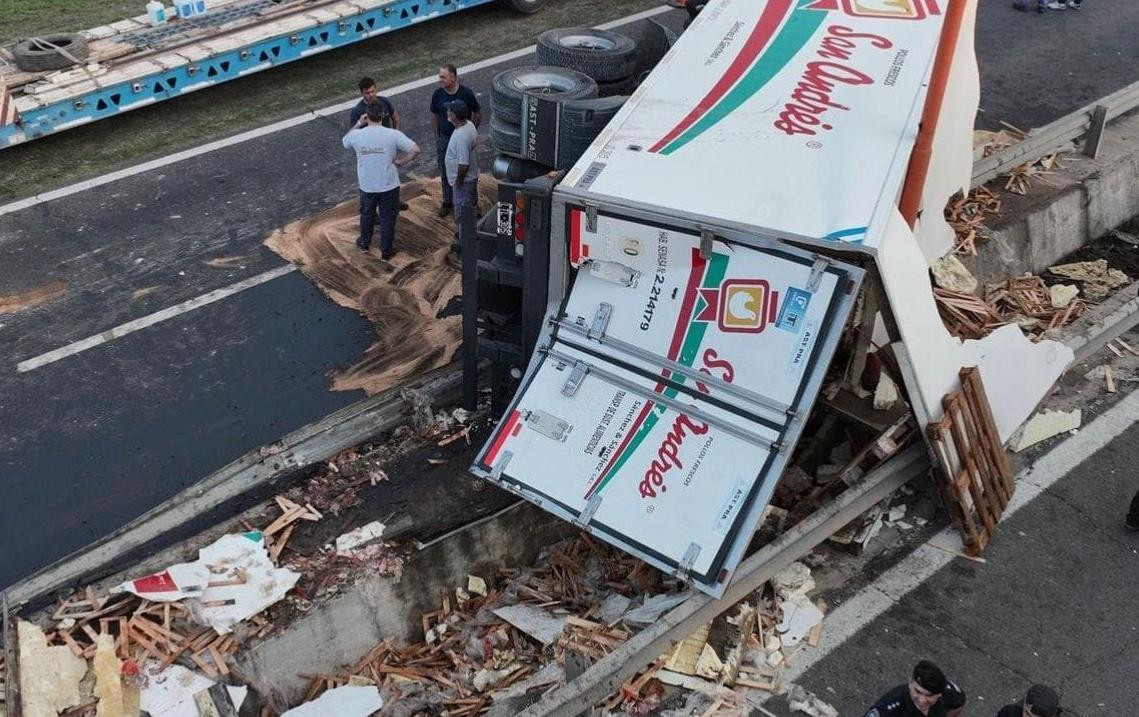 El camión que transportaba pollos en Santa Fe. Foto: Twitter @joosevillagran