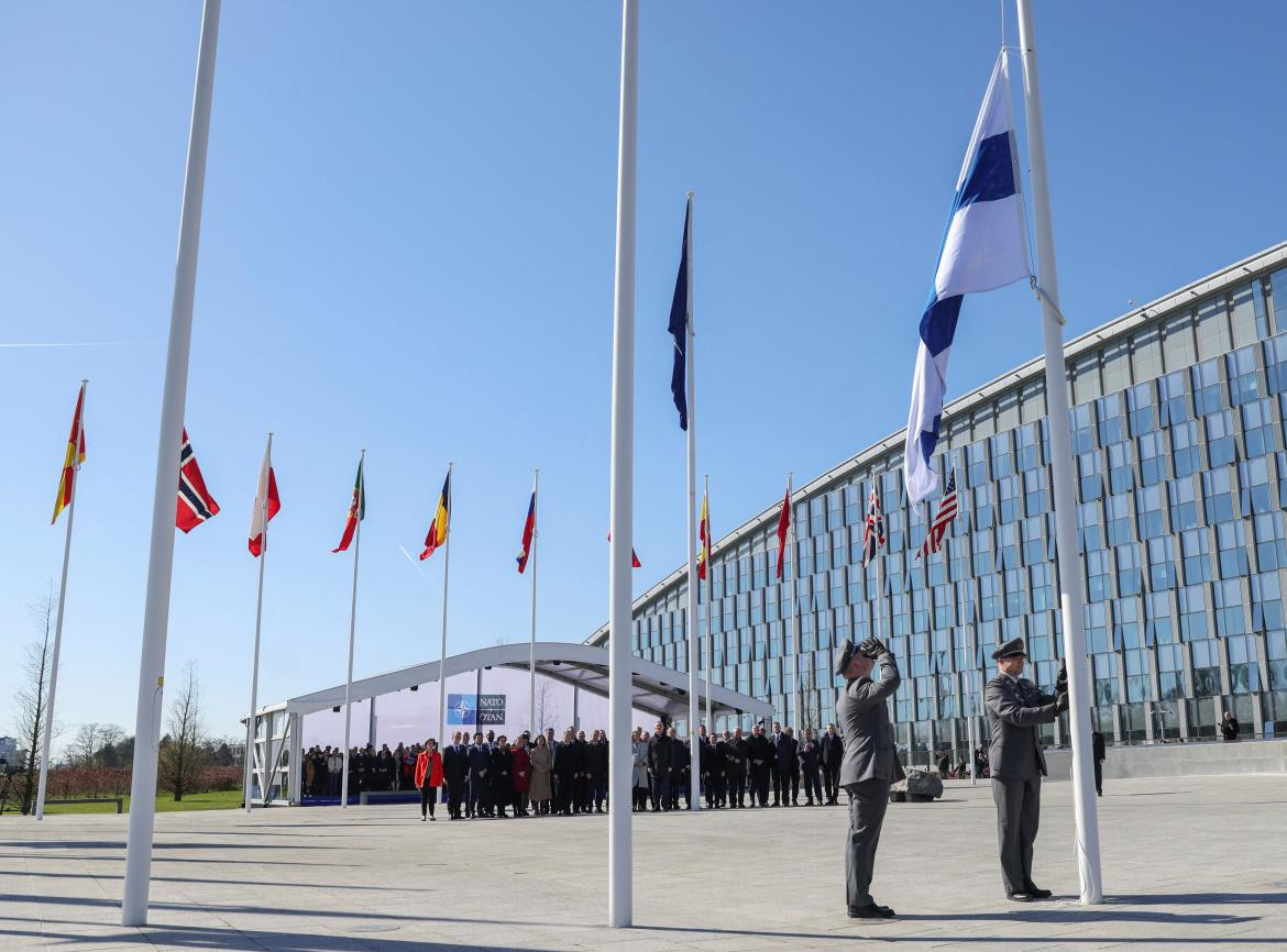 ceremonia de izado de bandera para la adhesión de Finlandia durante la reunión de ministros de Asuntos Exteriores de la OTAN_Reuters
