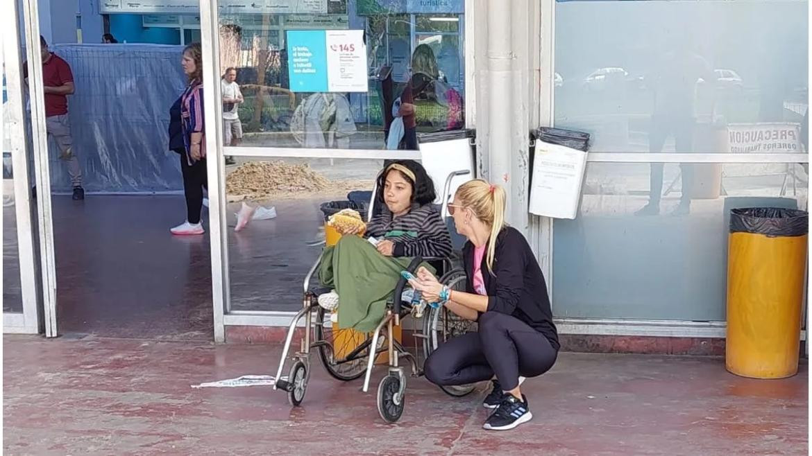 Joven con discapacidad que fue abandonada por su novio en terminal de Santa Fe. Foto: NA.