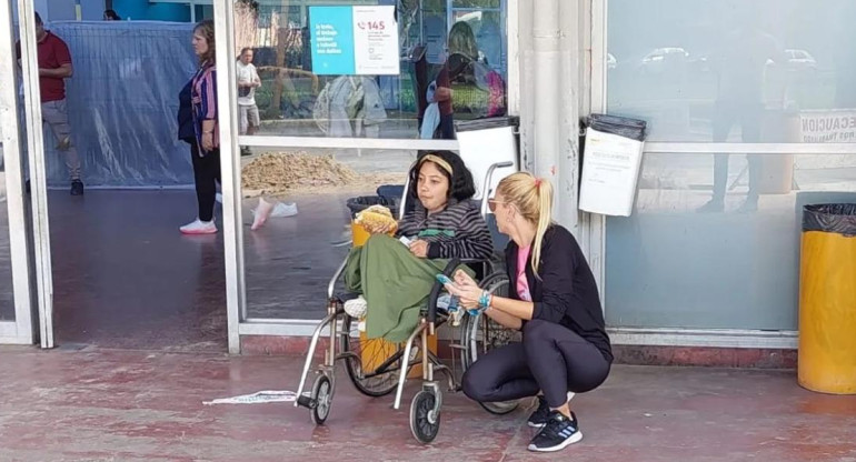 Joven con discapacidad que fue abandonada por su novio en terminal de Santa Fe. Foto: NA.