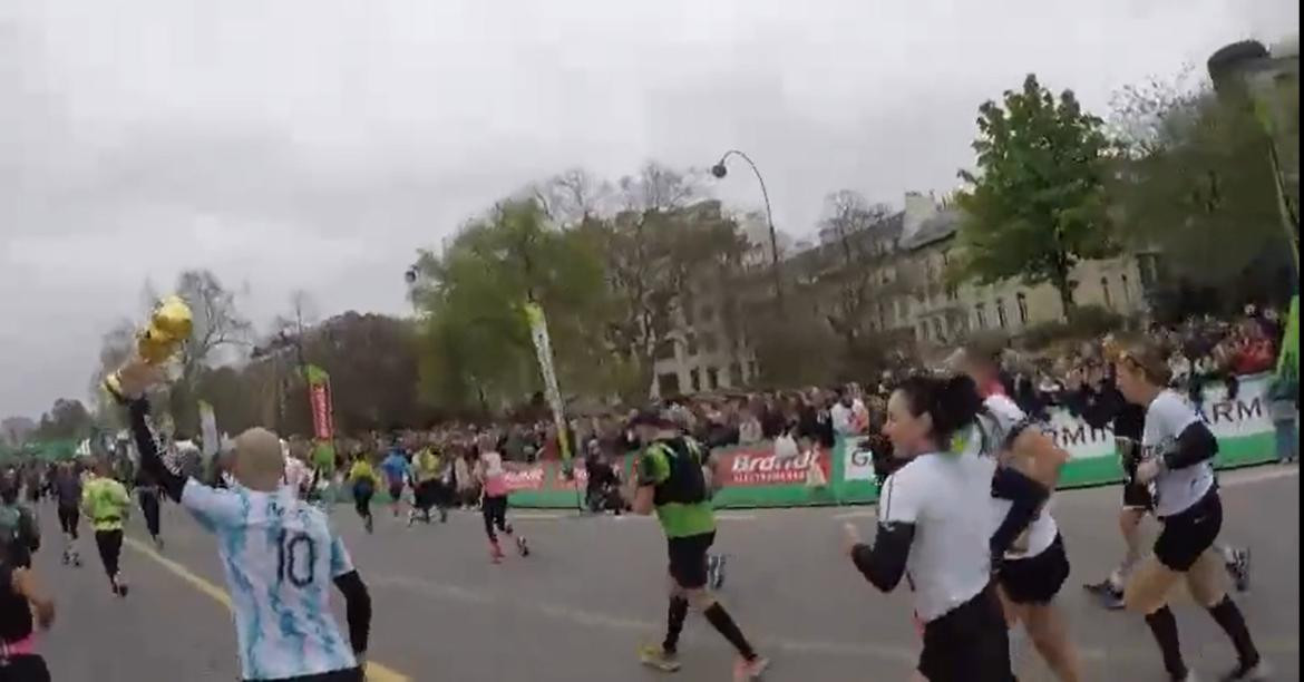 Tres argentinos corrieron la Maratón de París con la Copa del Mundo. Foto: Captura de pantalla.