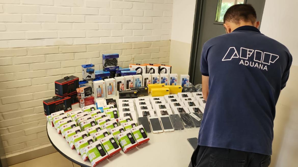 Operativo de Aduana por contrabando de celulares desde Paraguay. Foto: Prensa.
