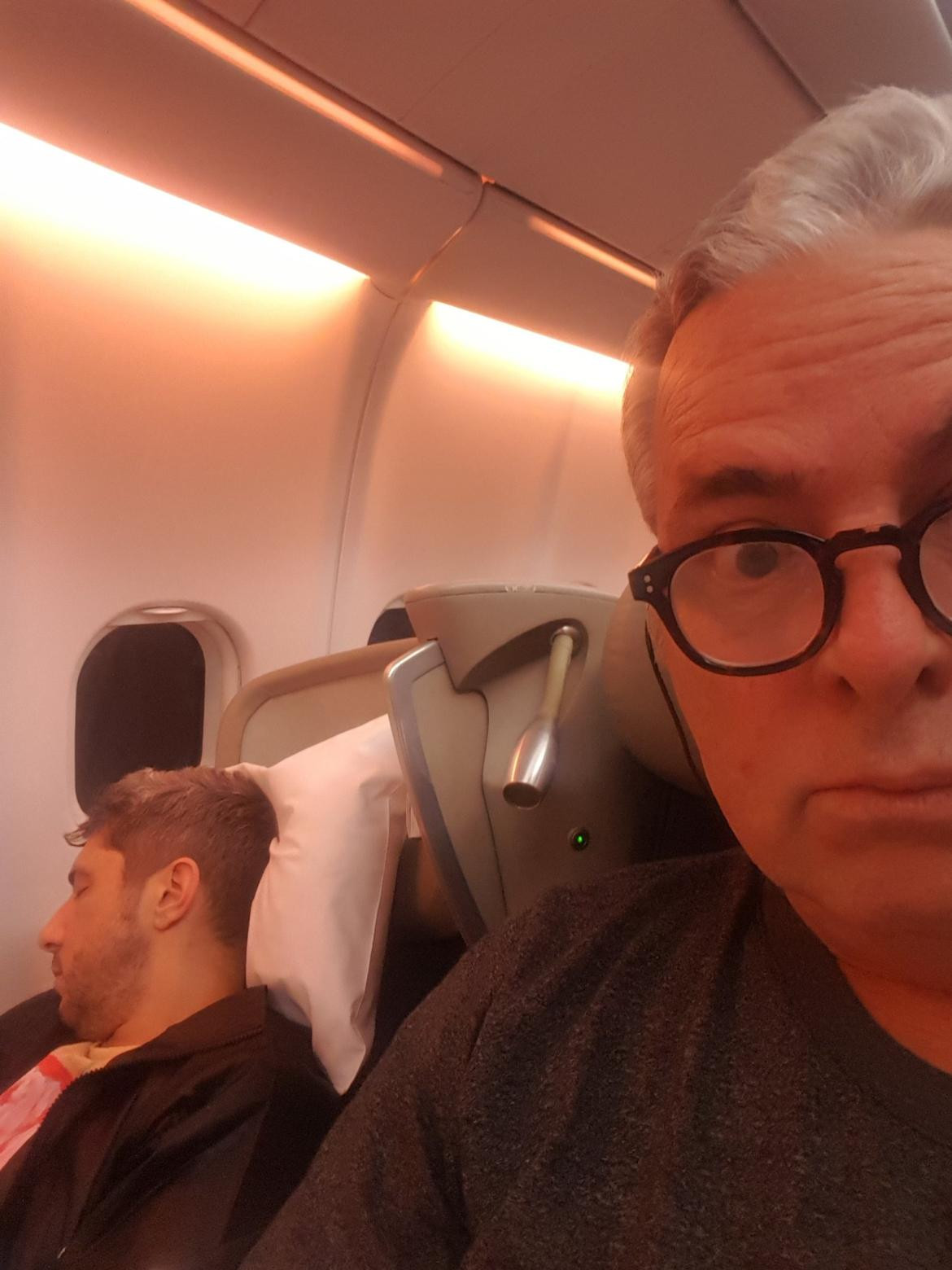 Jey Mammon fue fotografiado durante su vuelo a Madrid. Foto: Twitter.