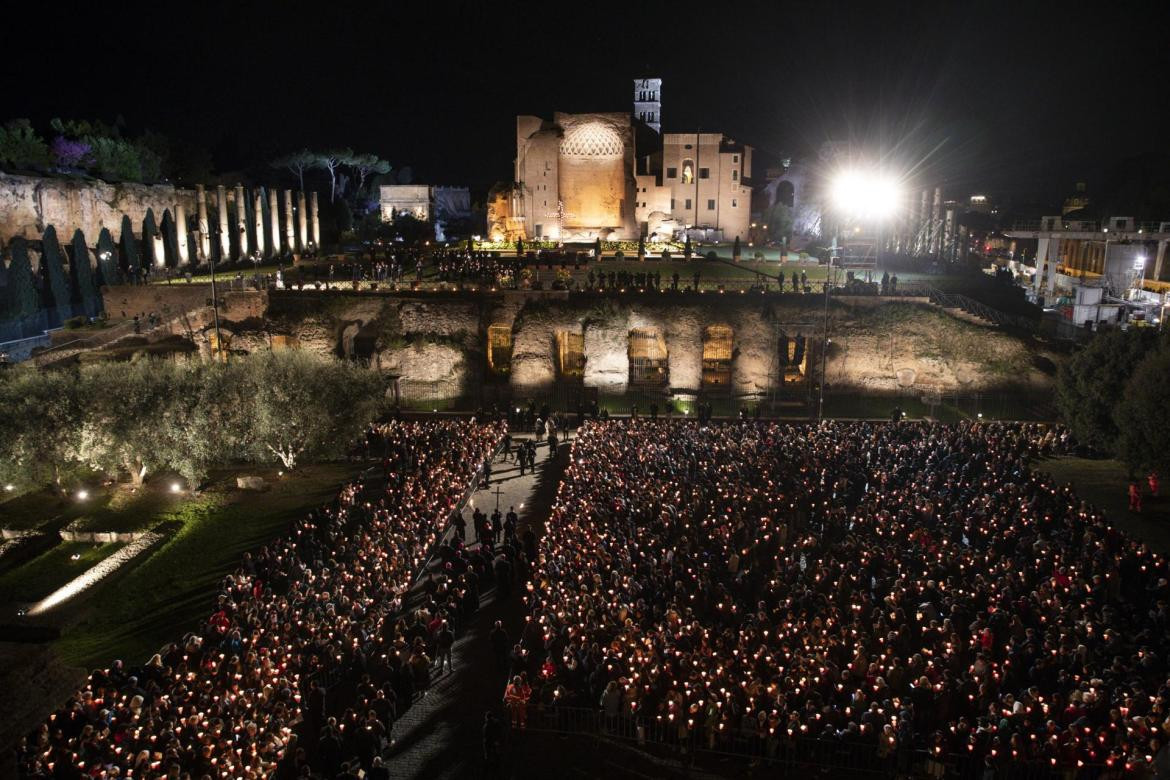 Vía Crucis en el Vaticano. Foto: EFE