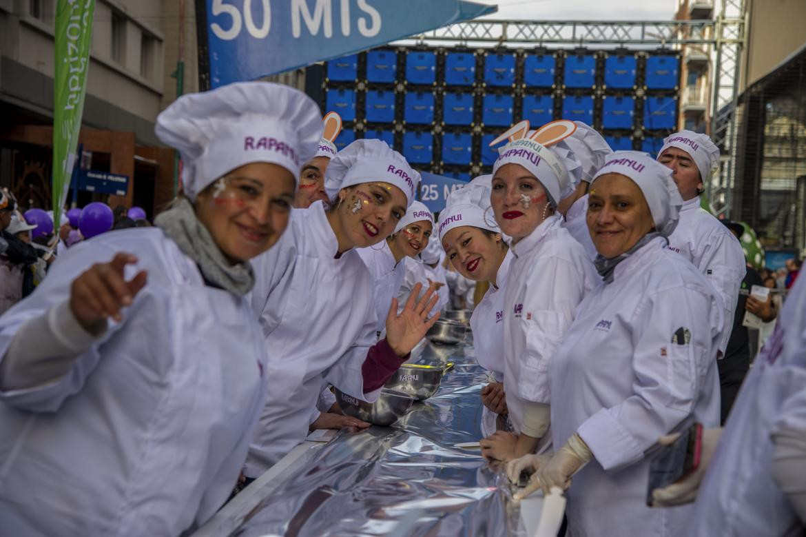 Las trabajadoras que hicieron el chocolate más grande del mundo. Foto: Télam.