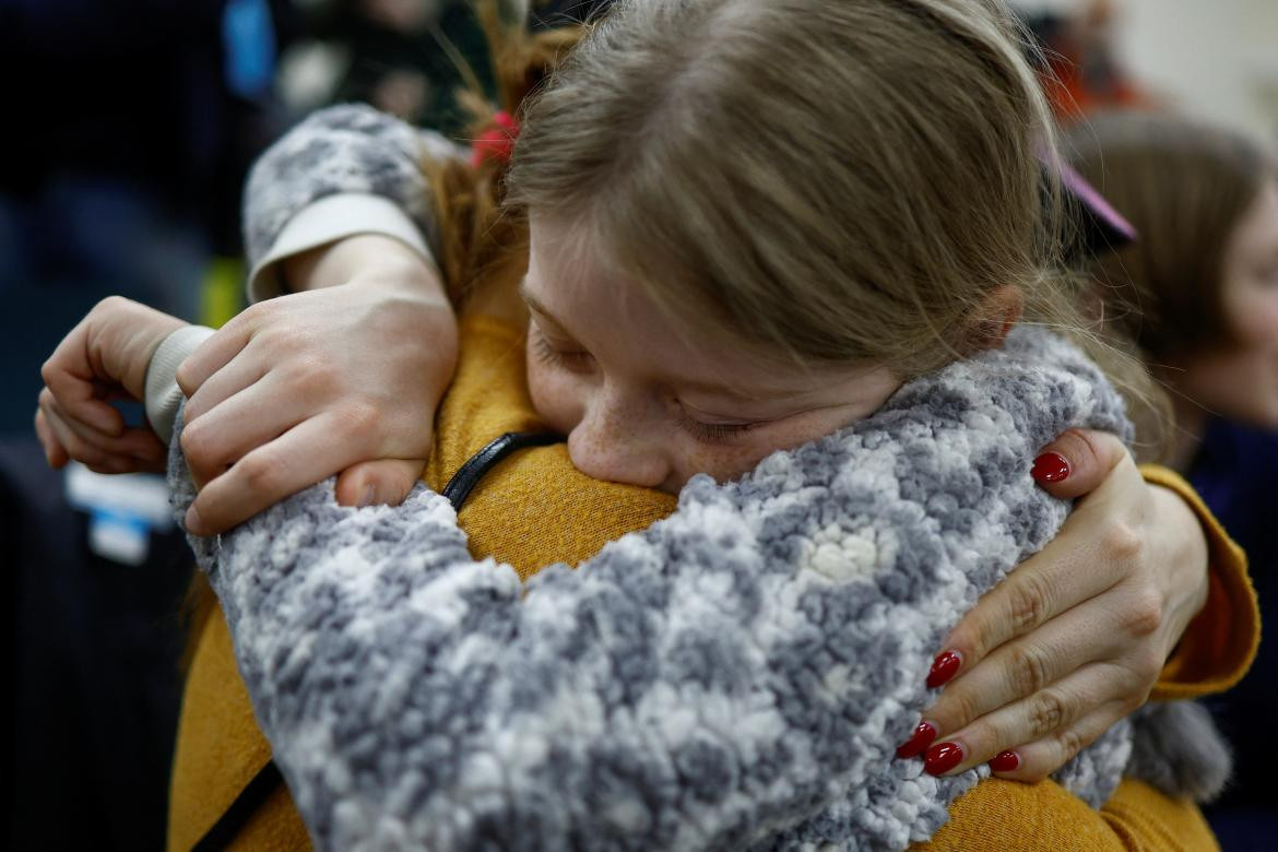 Niña se encuentra con su madre entre abrazos y lágrimas. Foto: Reuters. 