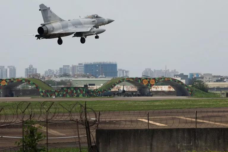 Un avión Mirage 2000-5 de la Fuerza Aérea de Taiwán se prepara para aterrizar en la Base Aérea de Hsinchu. Foto: Reuters