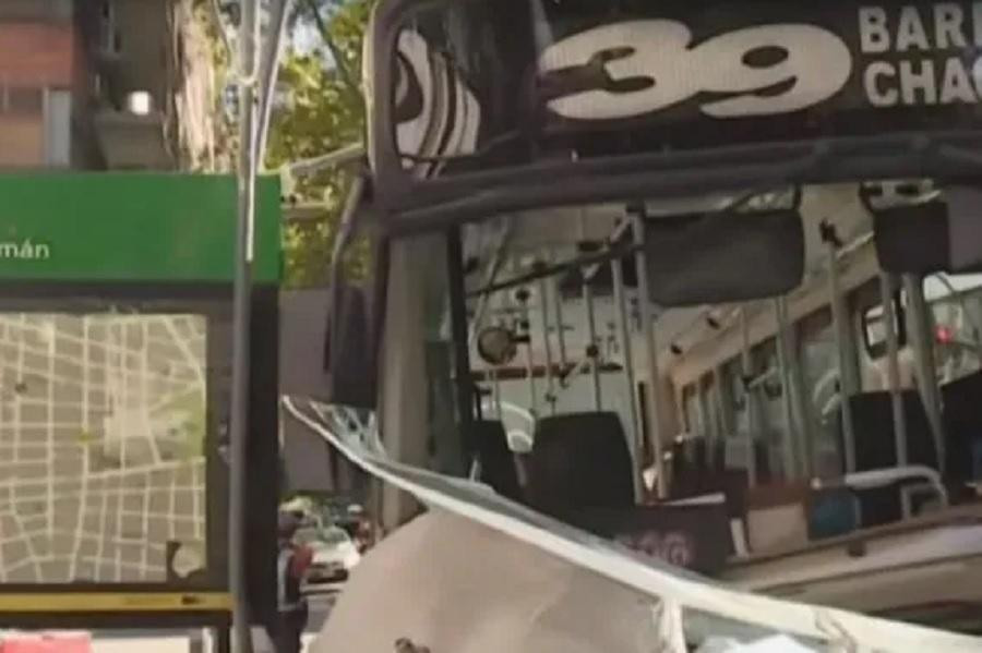 Palermo: colectivo embiste pila de baldosas y deja 14 heridos
