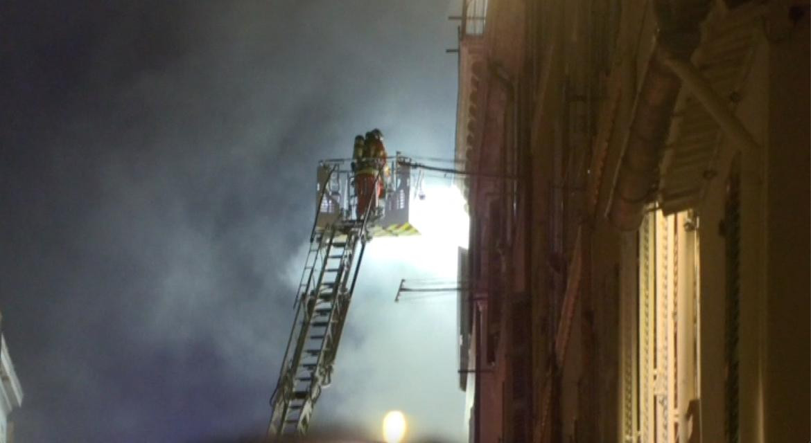 Bomberos trabajando en el edificio de Marsella. Foto: Reuters.