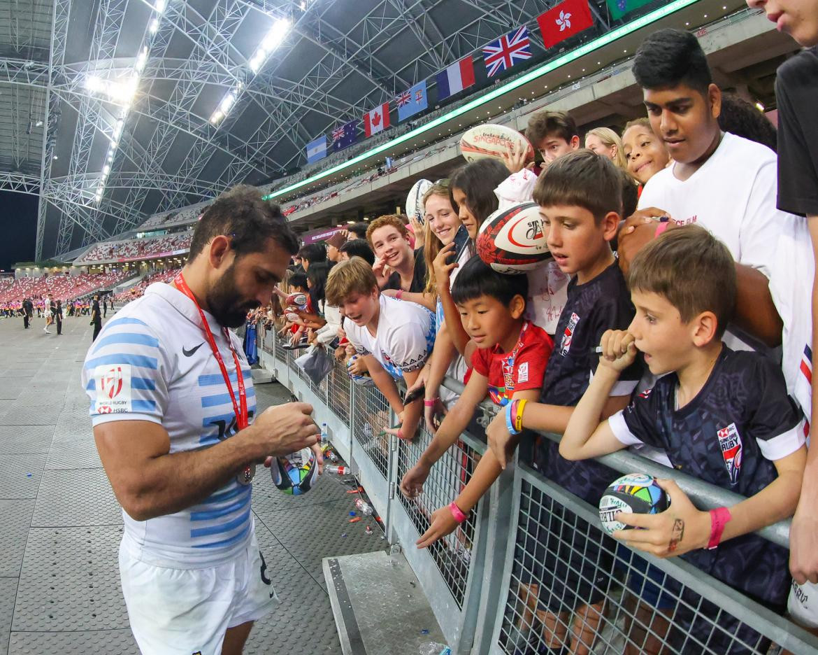 Gastón Revol firmando autógrafos a los fanáticos. Foto: @lospumas7arg.