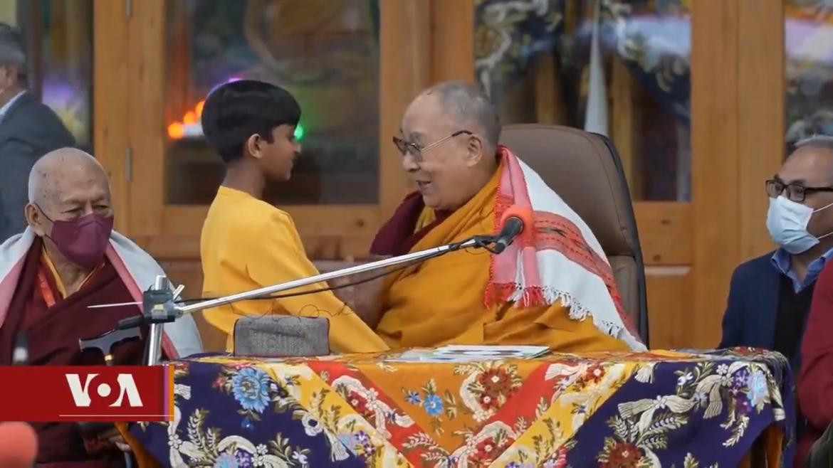 El Dalai Lama pidiendole un beso a un niño. Foto Twitter captura.