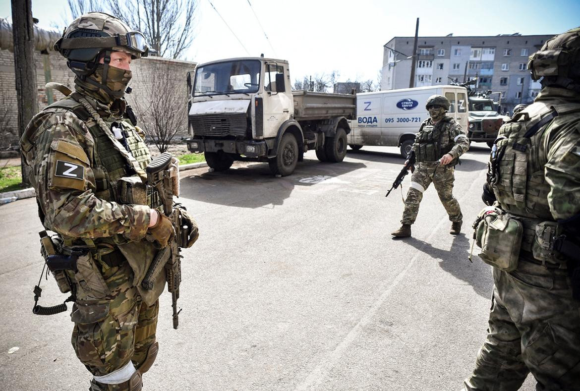 Militares rusos secuestran a personas en Lugansk. Foto Twitter @espressoTV.