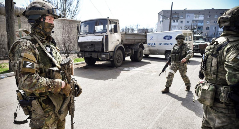 Militares rusos secuestran a personas en Lugansk. Foto Twitter @espressoTV.