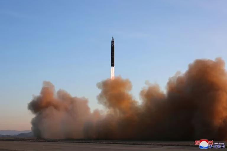 Corea del Norte lanzó un misil balístico no identificado. Foto: Reuters