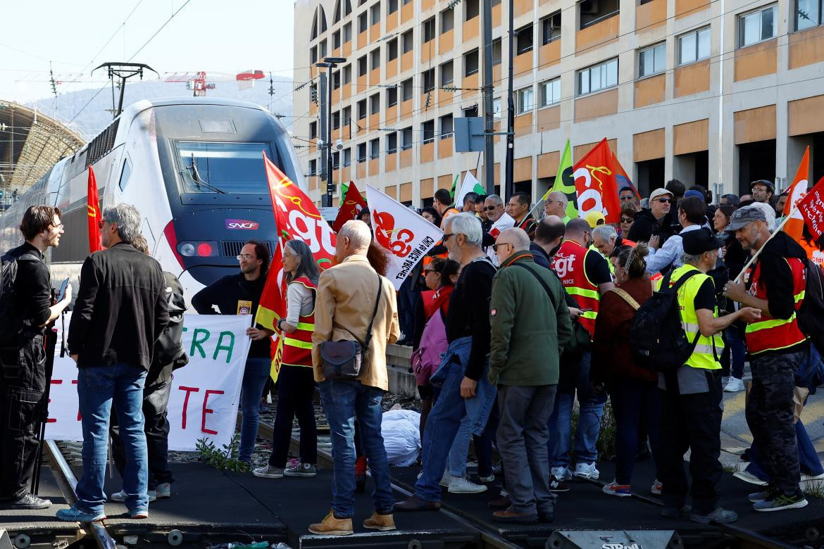 Manifestaciones contra Macron en Francia. Foto: Reuters.