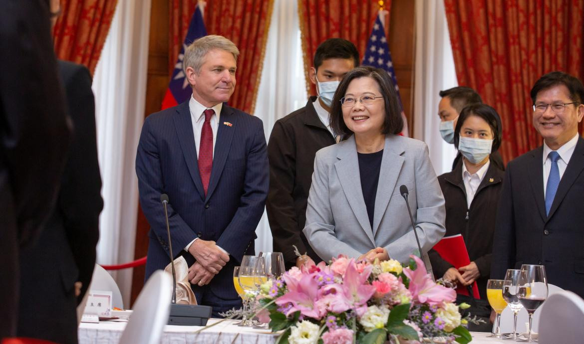 La presidenta de Taiwán, Tsai Ing-wen, junto a Michael McCaul. Foto: Reuters