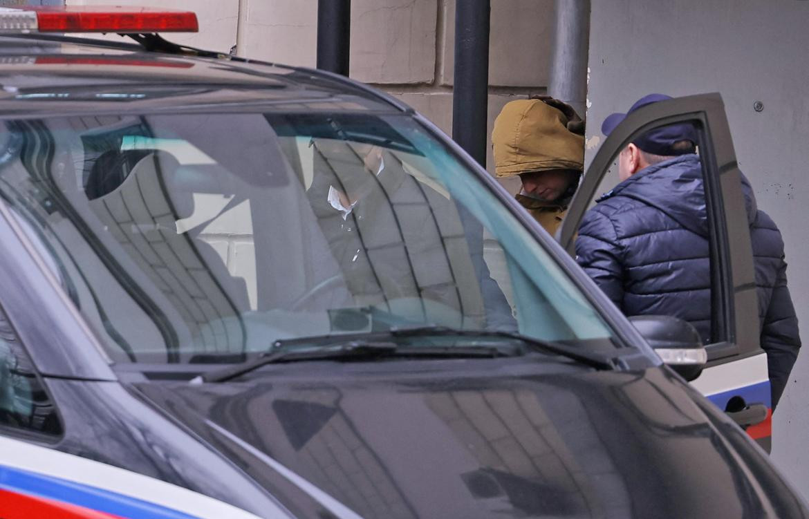 Así retiraban a Evan Gershkovich de la corte en Moscú. Foto: Reuters