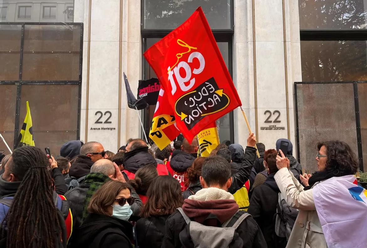 Manifestantes protestas ante un local de Louis Vuitton en París. Foto: Reuters